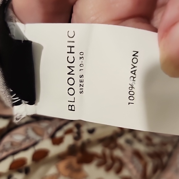 NEW Bloomchic Paisley V Neck Pompom Trim  Flutter Sleeve Top 2x - Picture 7 of 7